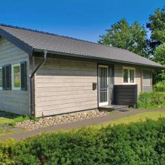 Blockhaus mit Parkplatz vor der Ha