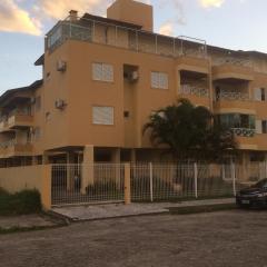 Apto 2 dormitórios, sendo 1suite a 350m da praia com churrasqueira