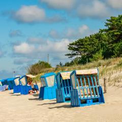 Ferienwohnung Möwe mit Balkon, ein Strandkorb im Sommer und 2 Fahrräder