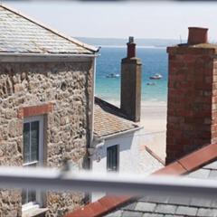 Little Dolly sea view 2 bedroom apartment, St Ives town, dog friendly