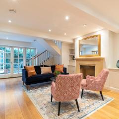 JOIVY Stylish 3 bed mews house with patio in Marylebone