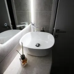 Yannis Apartments - Stylish Stay with High-Speed Wi-Fi