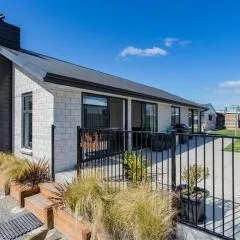 Twilight on Tekapo Drive with spa, Twizel