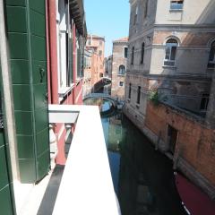 Sunny Canal a/c wifi