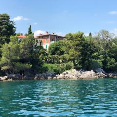 Deluxe Beachfront Apartment Klara, Lovran