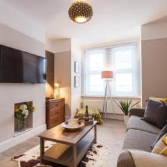 Stylish Town Centre House - Sunny Decking, 300 mbs & Parking