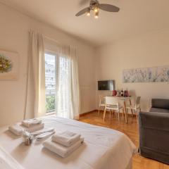 Top sightseeing 3rd floor studio on a paved road!