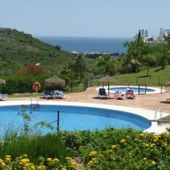 CASARES appart 2 ch dans parc tropical avec vue sur mer, montagne et piscine