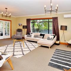 Racecourse Villa - Classic 1935 Charm & Space