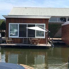 Nice houseboat with dishwasher, close to Amsterdam