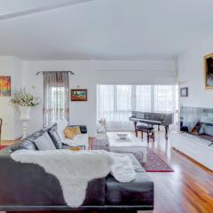 Charming spacious 4BR apt near the sea