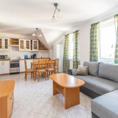 3-Bedroom Apartment Plac Neptuna by Renters