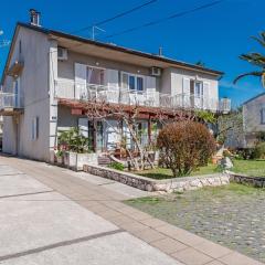 Centrally located apartment for 16