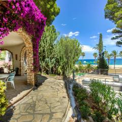 TarracoHomes, Villa with botanic garden in front of the beach