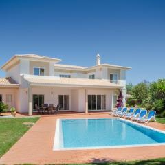 Villa Montanha, Luxury Coastal Villa, with swimming pool, loungers and alfresco dining, 10 min walk to the beautiful Praia da Luz Beach, Shops, Bars and Restaurants!