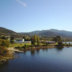 Riverfront Motel & Villas