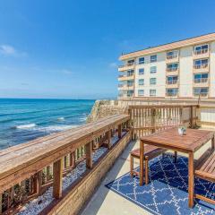 Ocean Beach Cliffs Sanctuary Oceanfront cottage w/unobstructed views & deck: steps to the water
