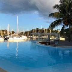 superbe villa au bord de la mer, piscine, ponton privé