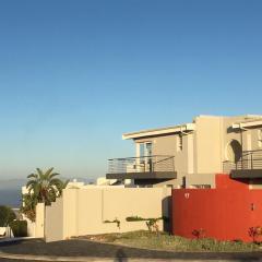 Vermont Hermanus - views, sunny, right on the sea