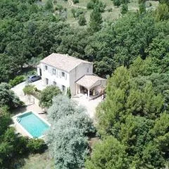 Maison de vacances avec piscine privative, Oustau des Oliviers vue dominante Colorado provençal