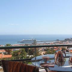 Stylish apartment with balcony and amazing views over Funchal and the sea