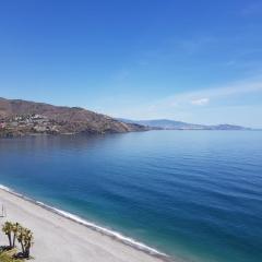 Ático en Almuñecar. Primera línea de playa con vistas espectaculares