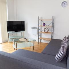 Serviced Apartment In Liverpool City Centre - Free Parking - Balcony - by Happy Days