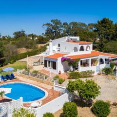 Villa Tara, Heated private pool, short walk to to town & beach