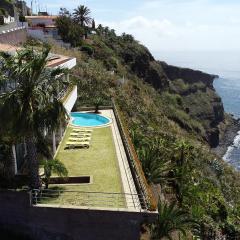 An uninterrupted 180º overlooking the Atlantic Ocean.