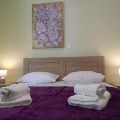 Koukaki-comfy with a balcony apt.