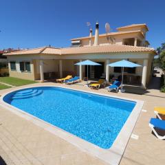 VILLA EBER - independent 1 & 2 bedroom apartments, pool, air con, fast Wi-Fi, near old town of Albufeira and beaches