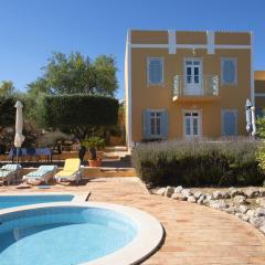 Delightful authentic Quinta with swimming pool close to beach and towns