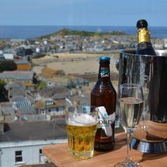 THE PENTHOUSE Top Floor Apartment with Bay Views, Large Balcony & Onsite Parking