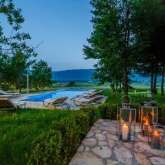 Beautiful cottage with heated pool for 22 ppl