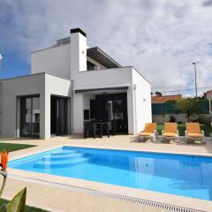 Lavish Villa in Foz do Arelho with Private Swimming Pool