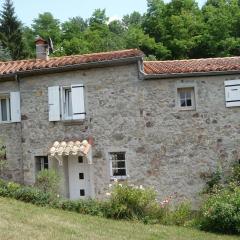 maison en pierre dans un écrin de verdure