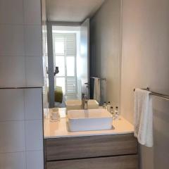 CENTRAL CAPE TOWN, STUNNING DESIGNER APARTMENT