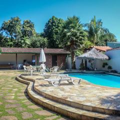 Casa Enorme para 12 pessoas, 4 suites e um fundo com 18mil metros de mata e um pier no rio que sai para o mar-Internet 100MB