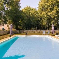 Heritage Castle in Chaleix with shared pool