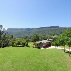Bottlebrush Lodge Great views and a pool