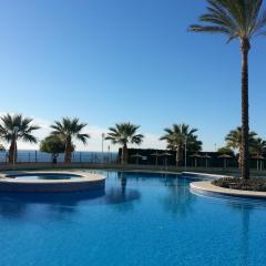 Bajo con jardin WIFI junto al mar