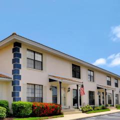 Relaxing townhome condo with pool near family park
