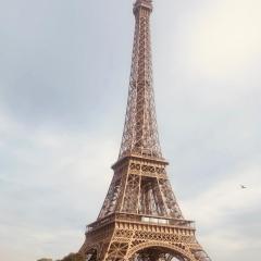 Au pied de la tour Eiffel Trocadéro