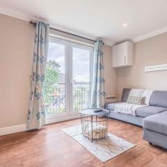 Modern apartment within short walk of The Castle, High Street and Long Walk - FREE PARKING