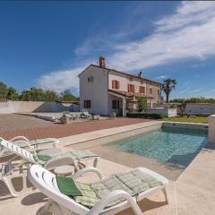 Beautiful Home In Hrboki With Wifi