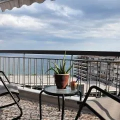 Unique flat of refined luxury and splendid views.