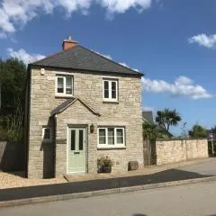 Starfish Cottage- private beach access- dog friendly
