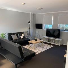 Cozy 3BR Townhouse in Liverpool CBD with parking