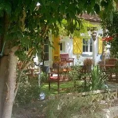 maison aux volets jaunes