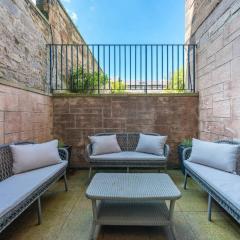 ALTIDO Luxury 2 bed,2 bath flat with patio, near Calton Hill